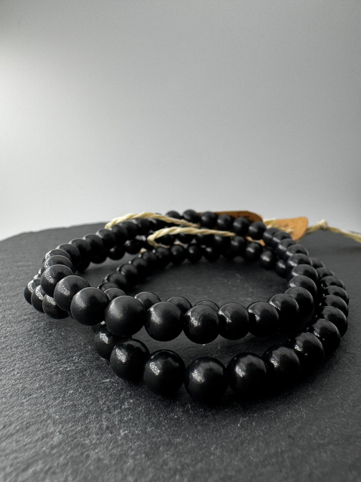 Shungit Armband SA21, 6 mm Kugeln, Umfang 19 cm – kohlenstoffreiches Gestein aus Karelien, tiefes Mattschwarz als Naturschmuck.