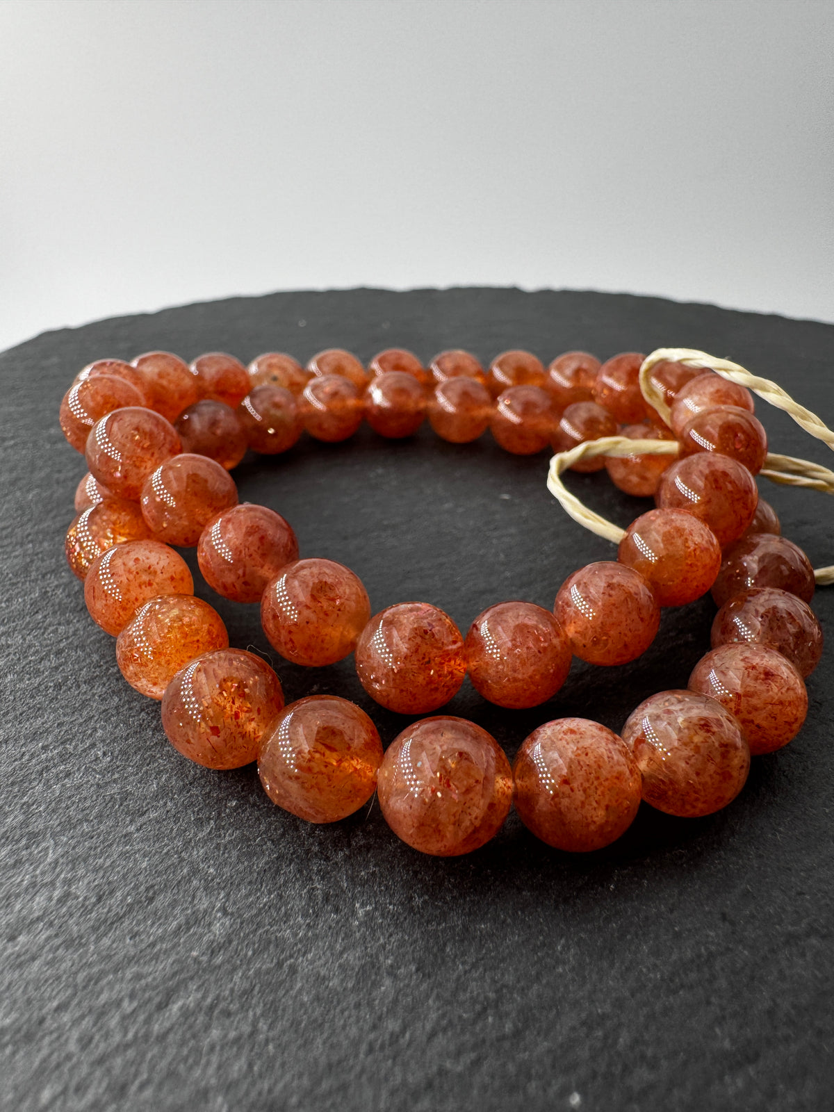 Sonnenstein Armband mit Mondstein, 8-mm-Kugeln, Ø 19 cm, mit goldenem Aventureszenz-Funkeln und Mondstein-Schimmer