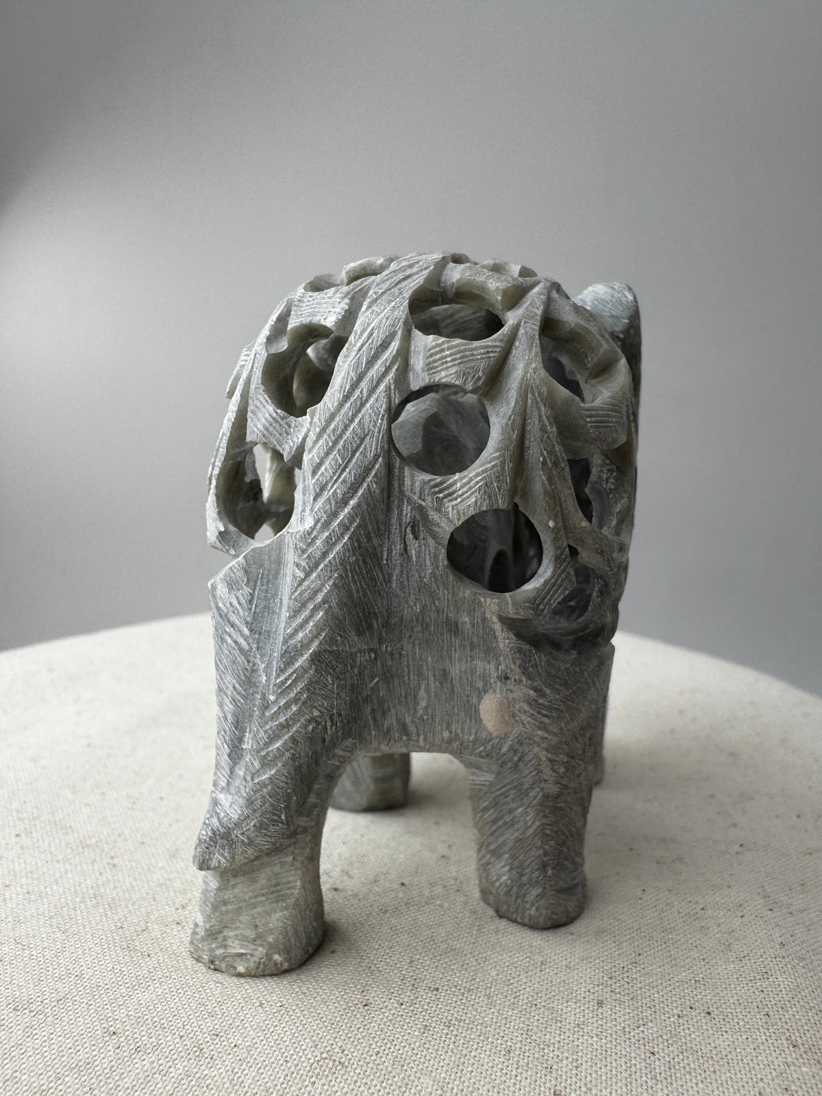 Speckstein-Elefant SGE22 aus Indien mit eingeschlossenem Elefanten aus Steatit.