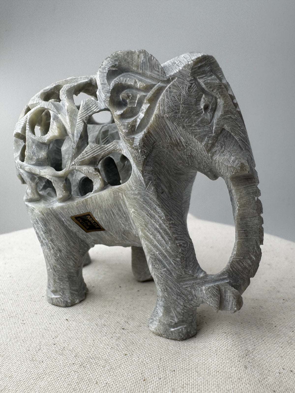Speckstein-Elefant SGE22 aus Indien mit eingeschlossenem Elefanten aus Steatit.