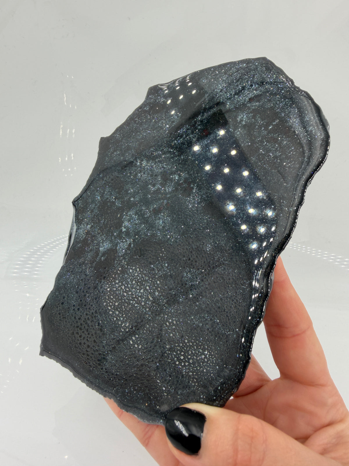 Polierte Specularit-Scheibe (Eisenglimmer) aus dem Lake Superior Iron District mit tiefem, metallischem Spiegelglanz.