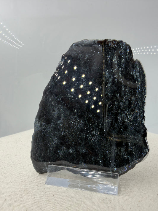 Polierte Specularit-Scheibe (Eisenglimmer) aus dem Lake Superior Iron District mit tiefem, metallischem Spiegelglanz.