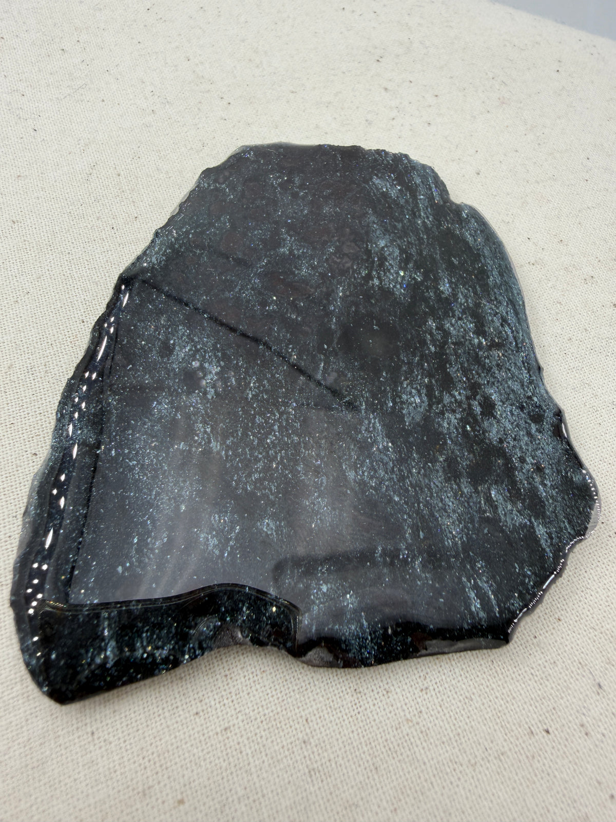 Polierte Specularit-Scheibe (Eisenglimmer) aus dem Lake Superior Iron District mit tiefem, metallischem Spiegelglanz.
