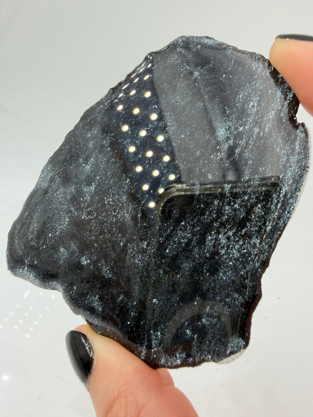 Polierte Specularit-Scheibe (Eisenglimmer) aus dem Lake Superior Iron District mit tiefem, metallischem Spiegelglanz.