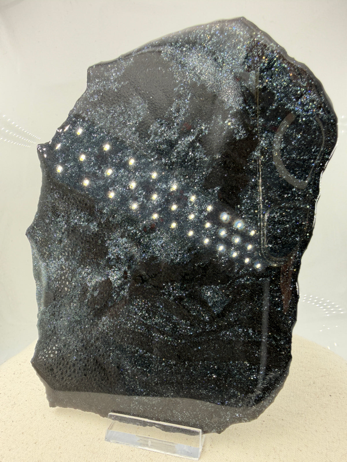 Polierte Specularit-Scheibe (Eisenglimmer) aus dem Lake Superior Iron District mit tiefem, metallischem Spiegelglanz.
