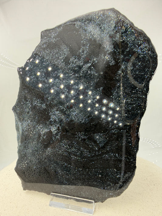 Polierte Specularit-Scheibe (Eisenglimmer) aus dem Lake Superior Iron District mit tiefem, metallischem Spiegelglanz.