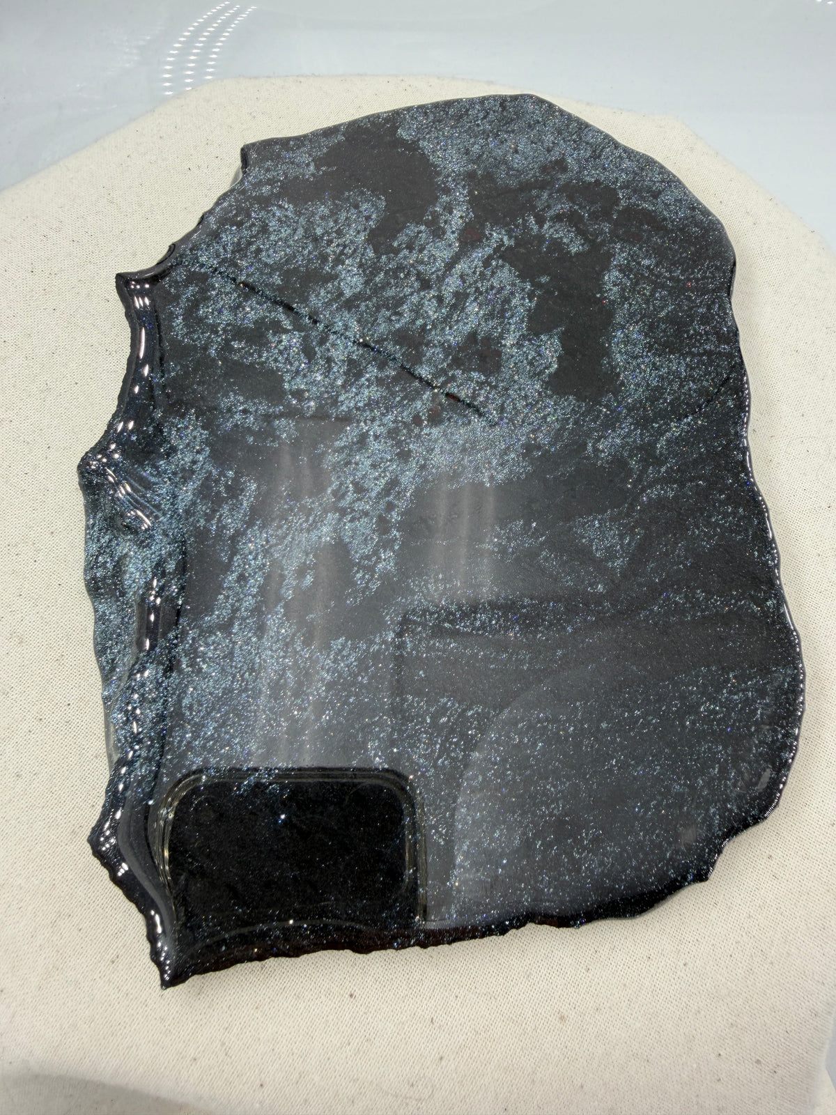 Polierte Specularit-Scheibe (Eisenglimmer) aus dem Lake Superior Iron District mit tiefem, metallischem Spiegelglanz.