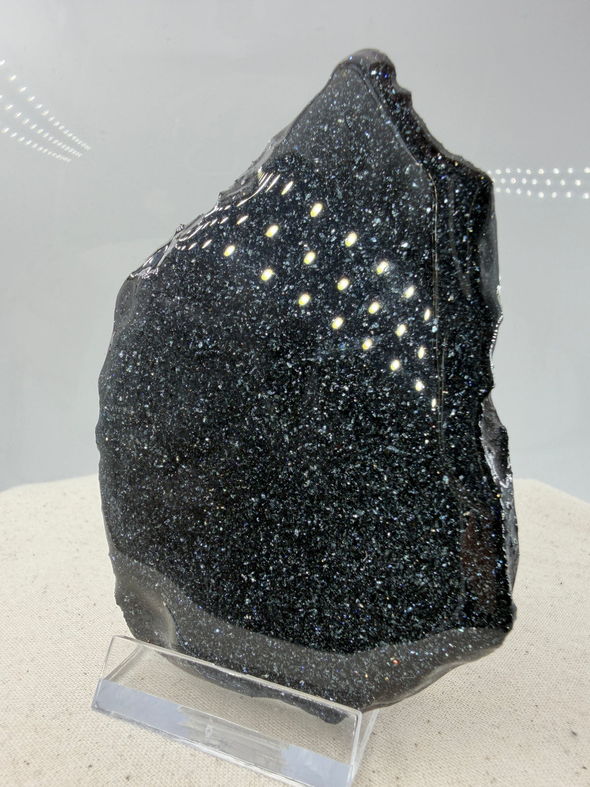 Polierte Specularit-Scheibe (Eisenglimmer) aus dem Lake Superior Iron District mit tiefem, metallischem Spiegelglanz.