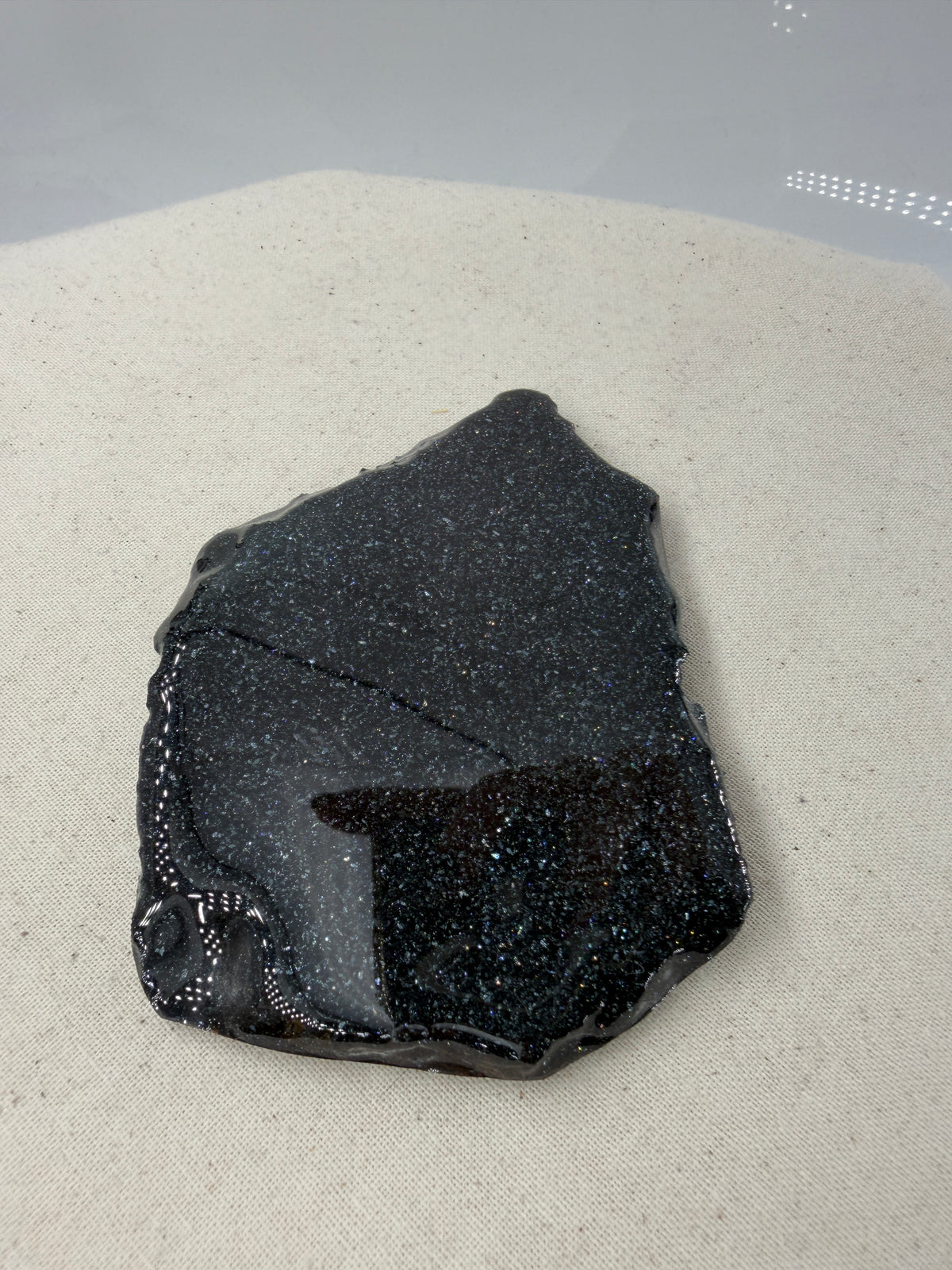 Polierte Specularit-Scheibe (Eisenglimmer) aus dem Lake Superior Iron District mit tiefem, metallischem Spiegelglanz.