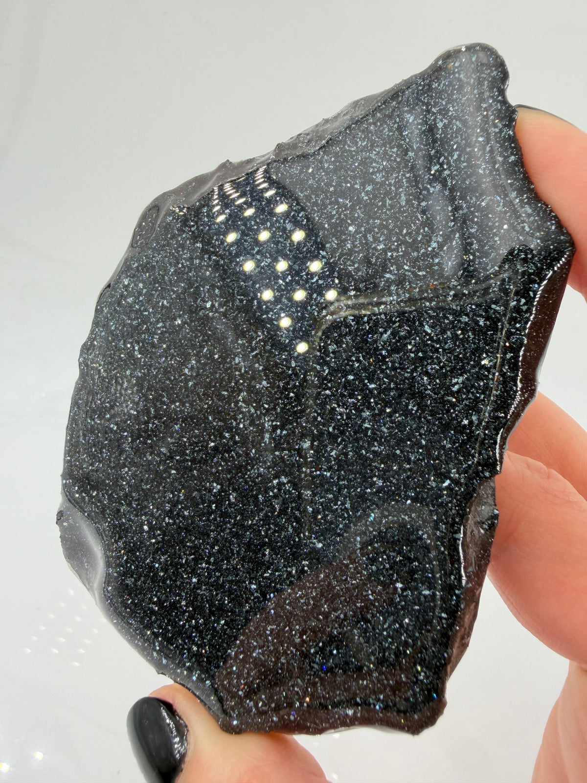 Polierte Specularit-Scheibe (Eisenglimmer) aus dem Lake Superior Iron District mit tiefem, metallischem Spiegelglanz.
