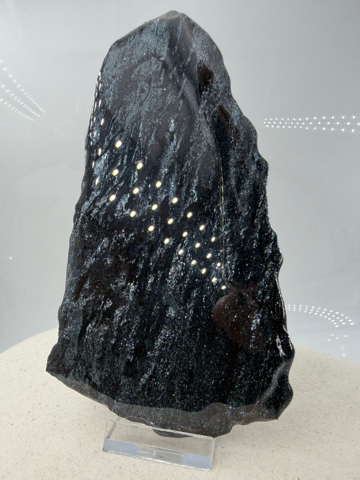Polierte Specularit-Scheibe (Eisenglimmer) aus dem Lake Superior Iron District mit tiefem, metallischem Spiegelglanz.