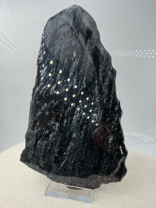 Polierte Specularit-Scheibe (Eisenglimmer) aus dem Lake Superior Iron District mit tiefem, metallischem Spiegelglanz.
