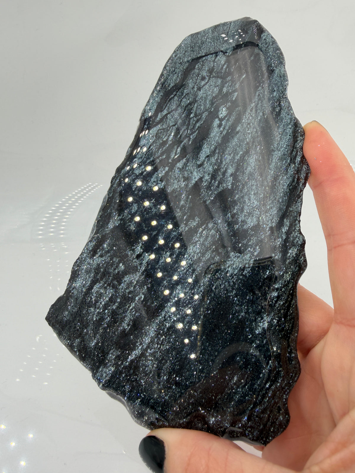 Polierte Specularit-Scheibe (Eisenglimmer) aus dem Lake Superior Iron District mit tiefem, metallischem Spiegelglanz.