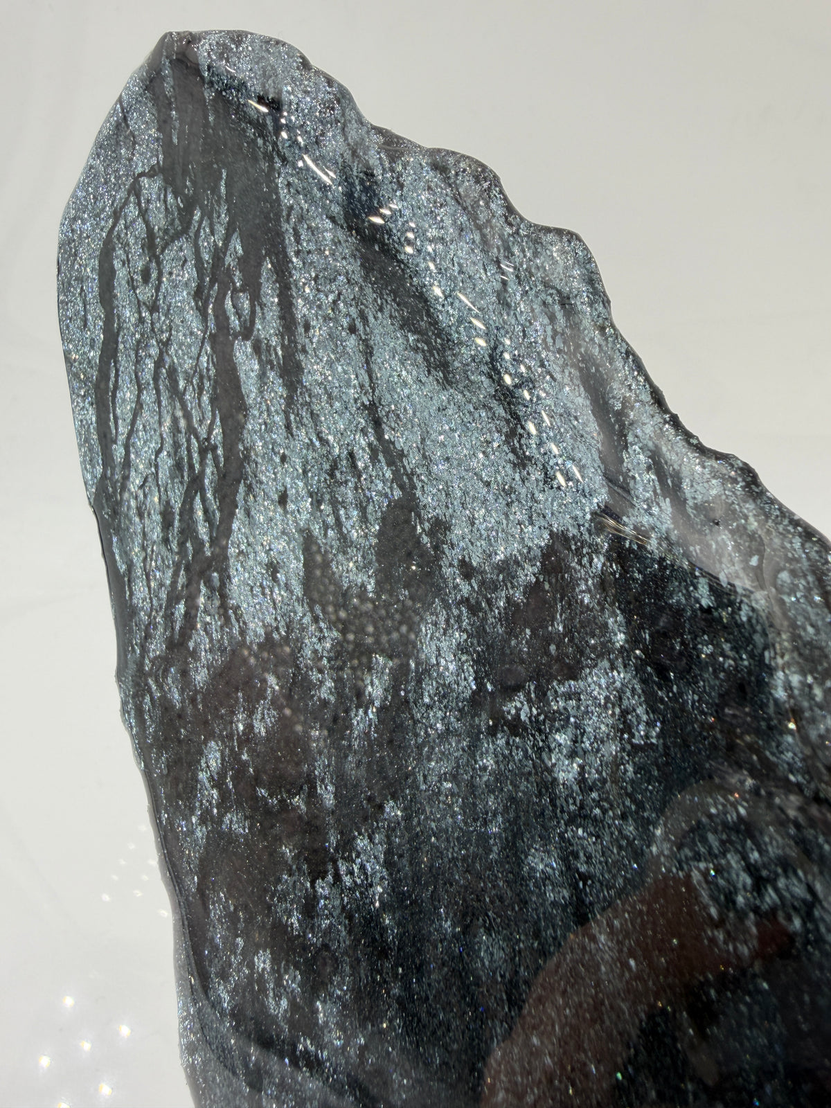 Polierte Specularit-Scheibe (Eisenglimmer) aus dem Lake Superior Iron District mit tiefem, metallischem Spiegelglanz.