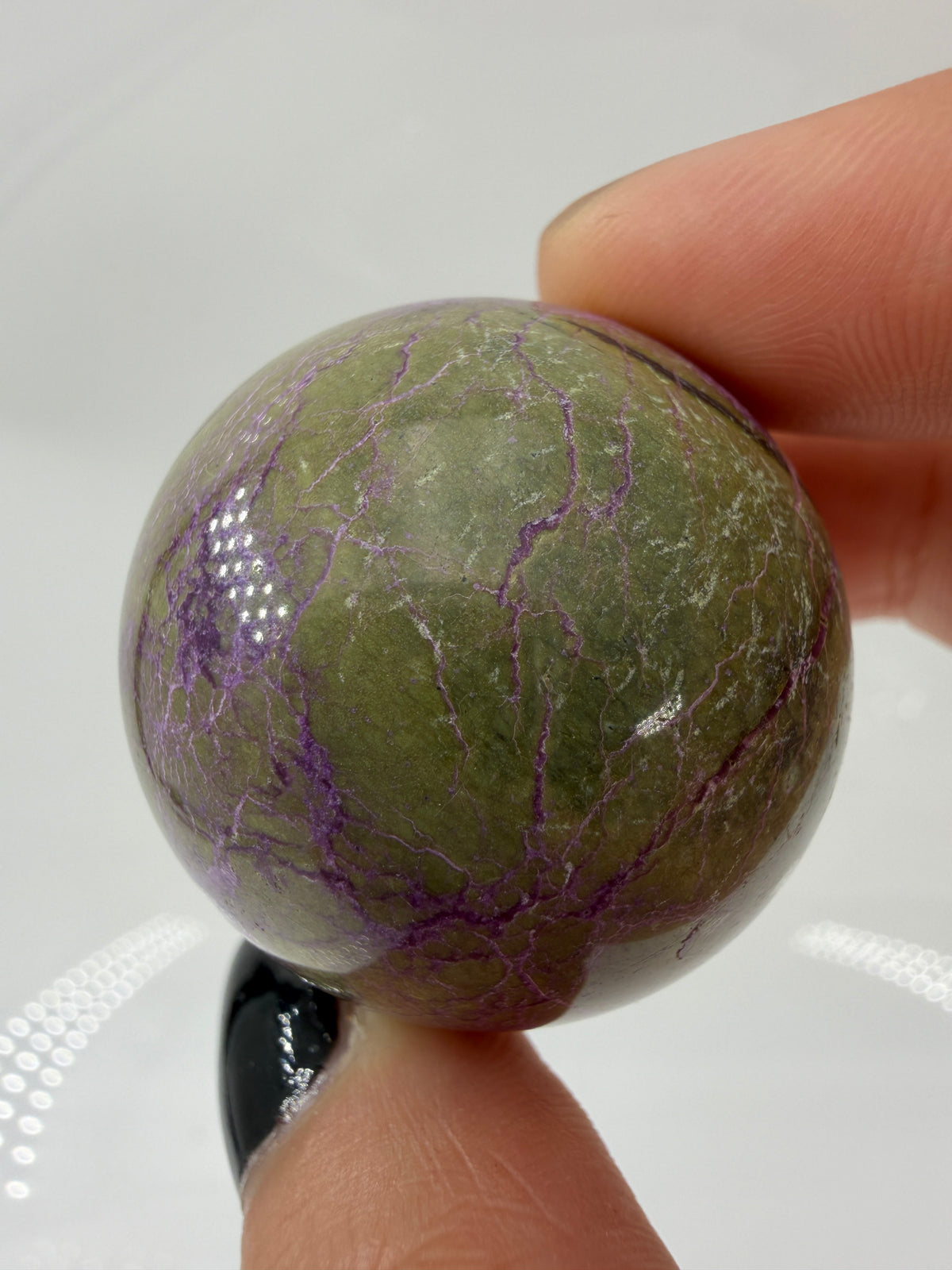 Stichtit Kugel SC22 mit Serpentin, Ø 3,5 cm, lila-grüne Maserung