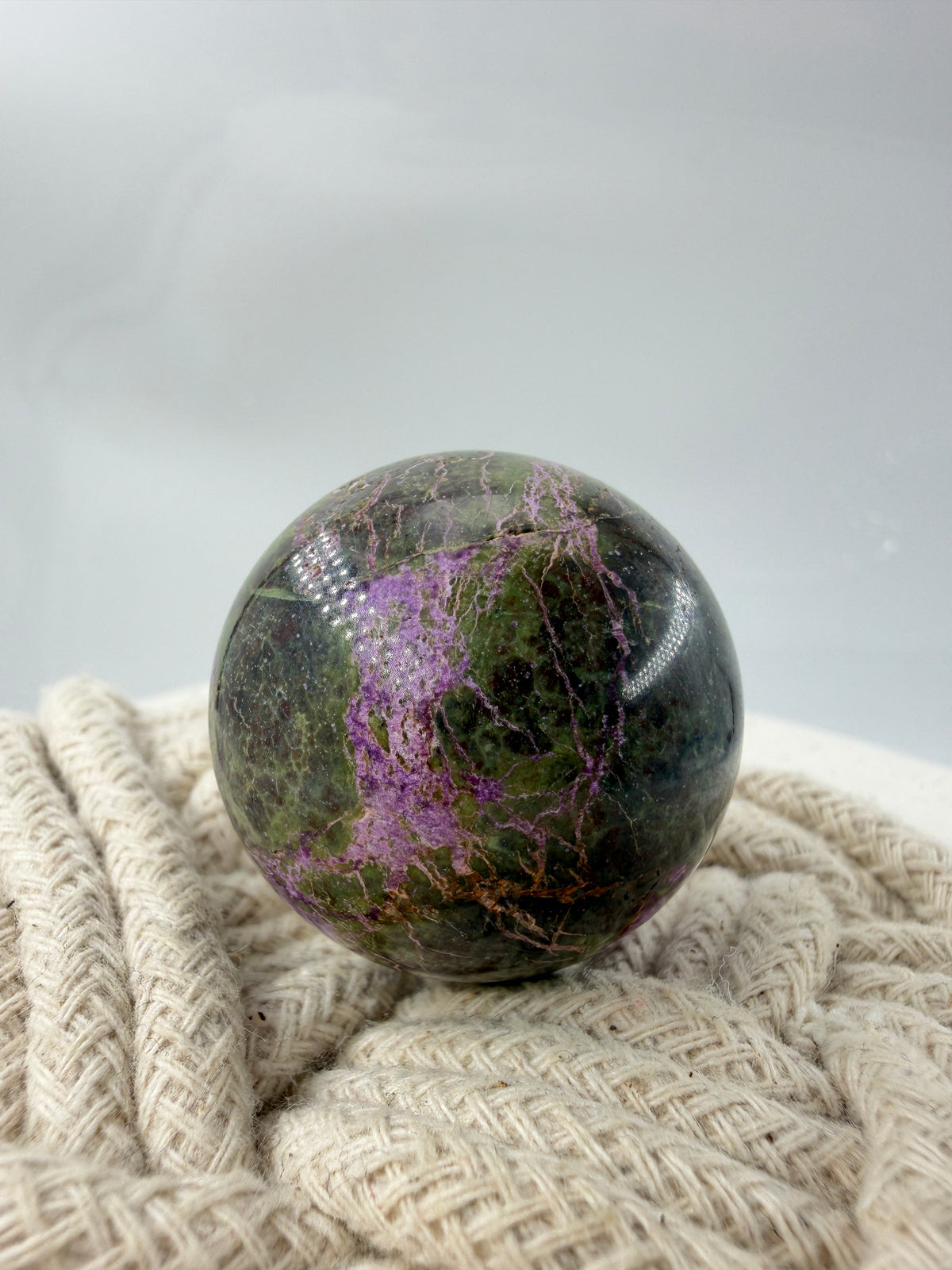 Stichtit Kugel SK22 mit Serpentin, Ø 3,5 cm, lila-grüne Maserung
