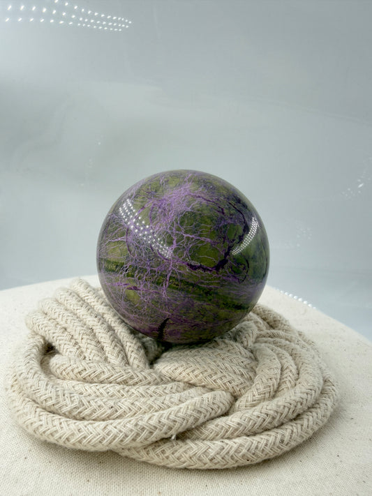Stichtit Kugel SK78 mit Serpentin, Ø 5,5 cm, lila-grüne Maserung