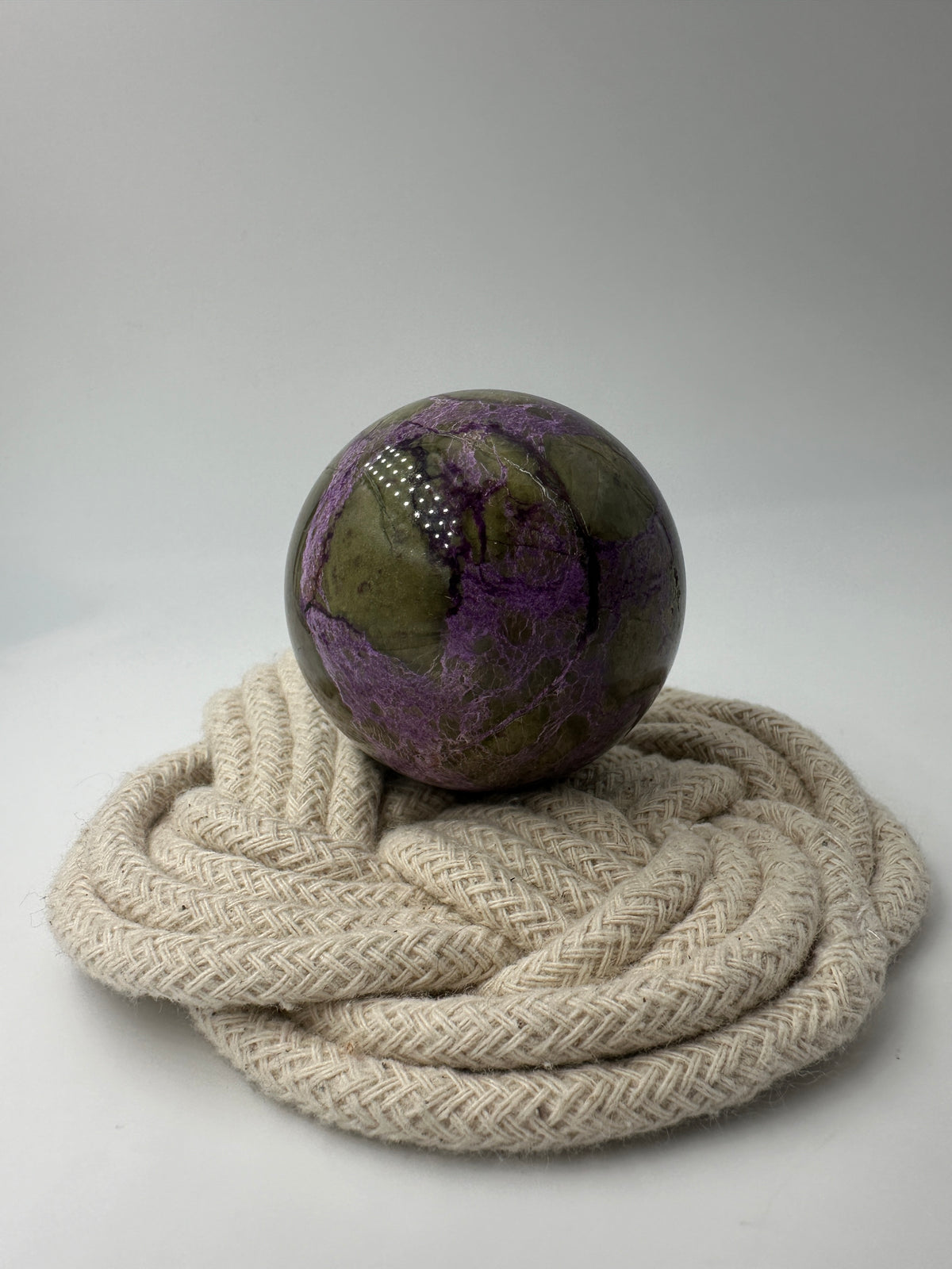 Stichtit Kugel SK99 mit Serpentin, Ø 5 cm, mit charakteristischem Lila-Grün-Kontrastspiel