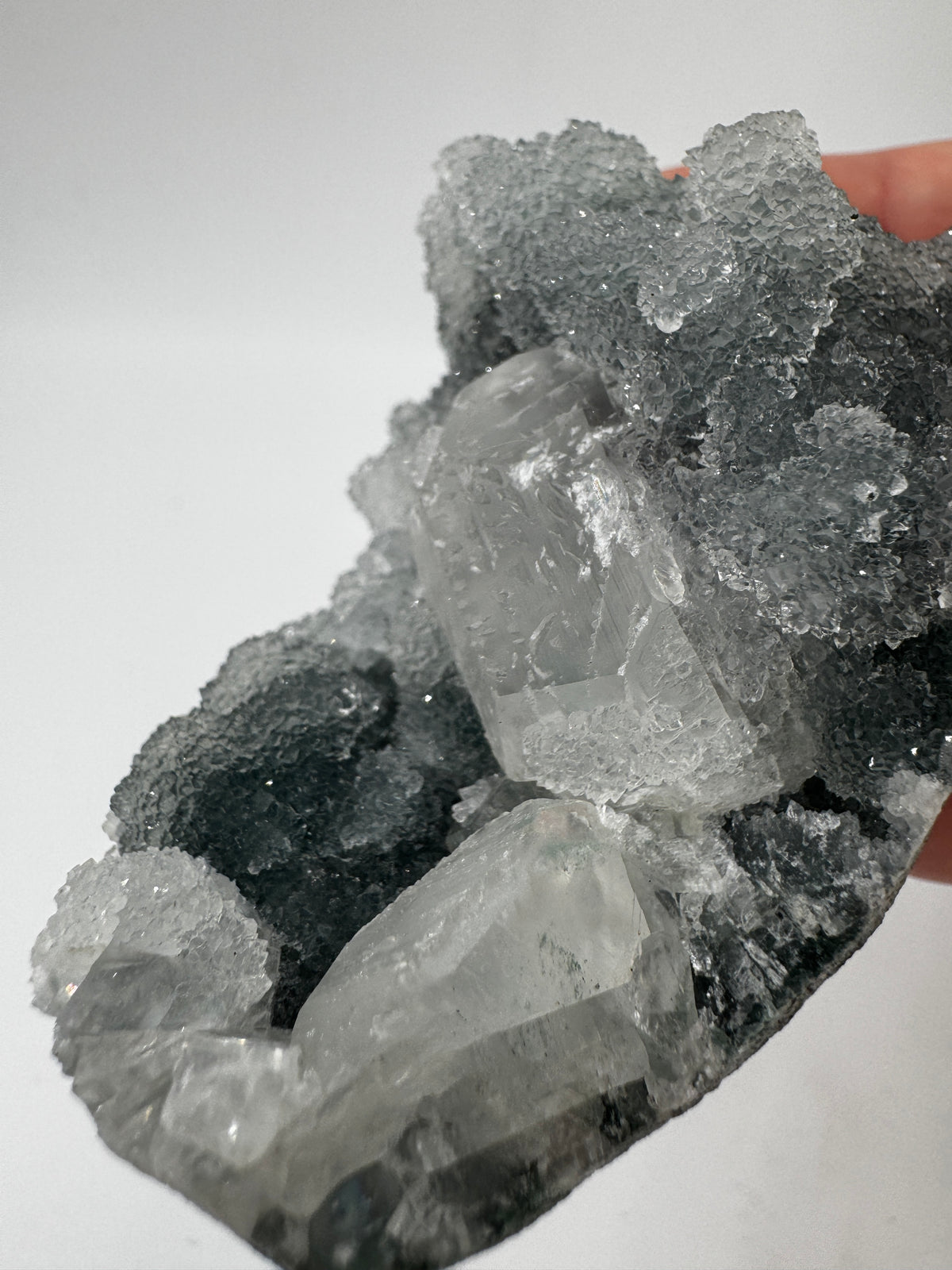 Teal-Chalcedon TC22 aus Indien mit aufgewachsenen Apophyllit-Kristallen.
