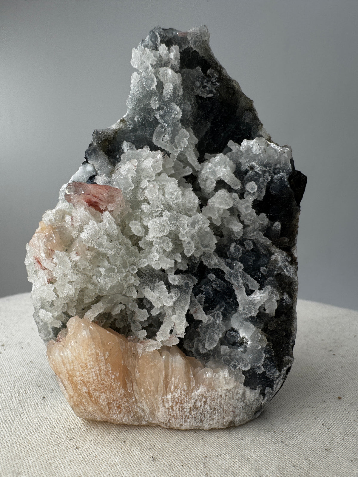 Teal-Chalcedon TC42 aus Indien mit Stilbit-Zeolith-Aufwuchs in Blaugrün.