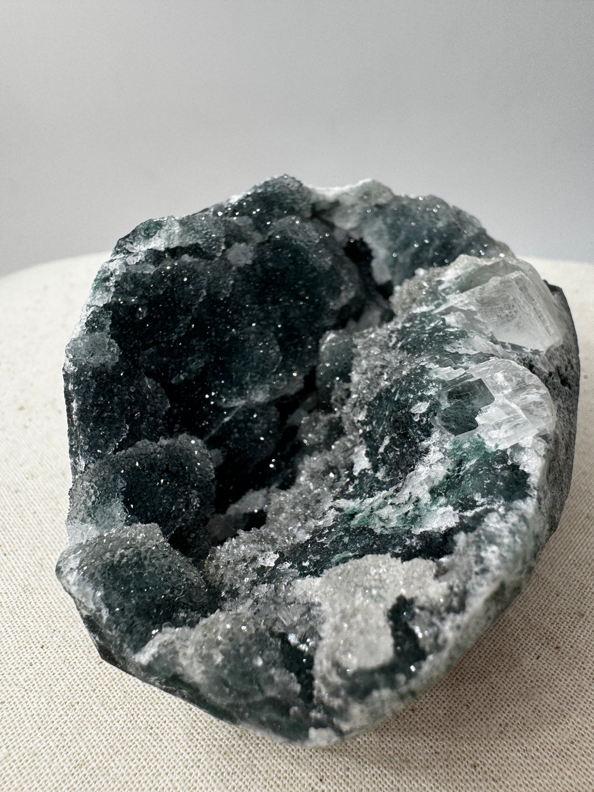Teal-Chalcedon TC46 aus Indien mit botryoidaler Wachstumsform in tiefem Blaugrün.