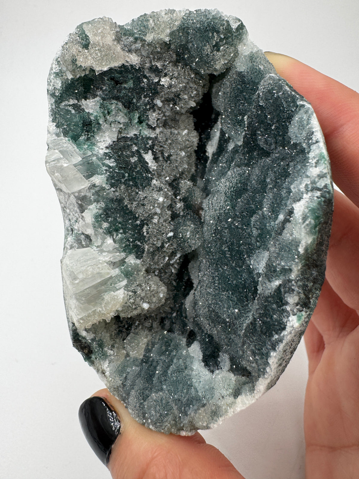 Teal-Chalcedon TC46 aus Indien mit botryoidaler Wachstumsform in tiefem Blaugrün.