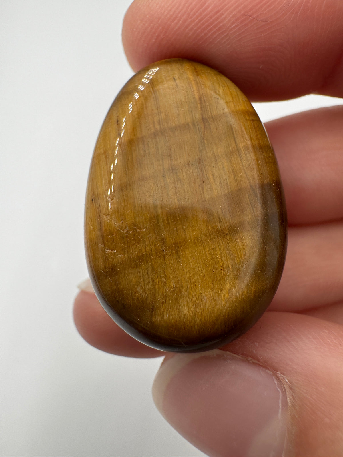 Tigerauge-Anhänger, 3 cm, tropfenförmig & gebohrt – polierter Quarz-Pseudomorphose in Goldbraun mit charakteristischem Chatoyance-Effekt (Seidenglanz), Mineraliensammler-Schmuck.