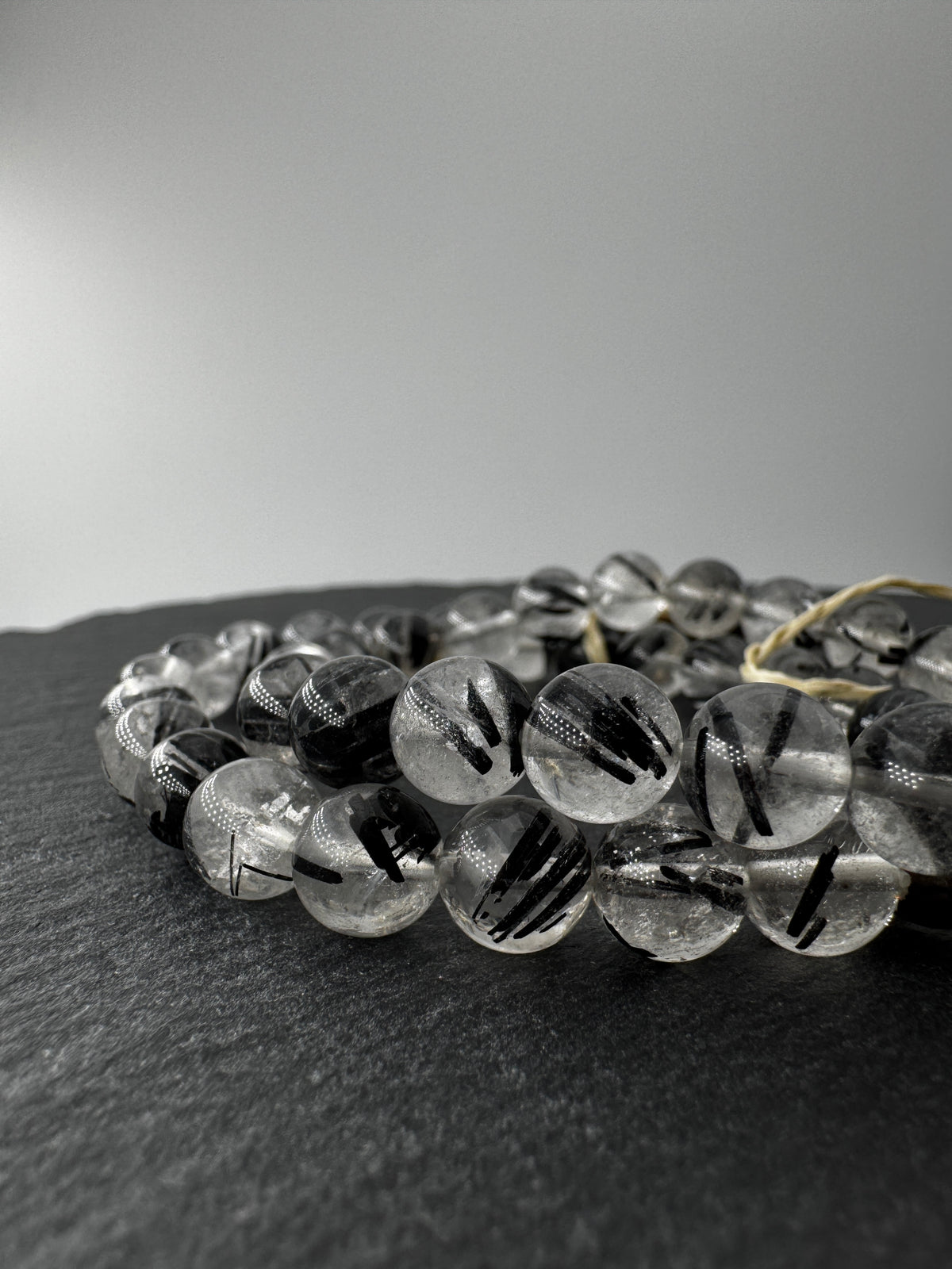 Turmalin-Quarz Armband TA19, 19 cm Umfang, 8 mm Kugeln, schwarze Schörlnadeln in klarem Bergkristall