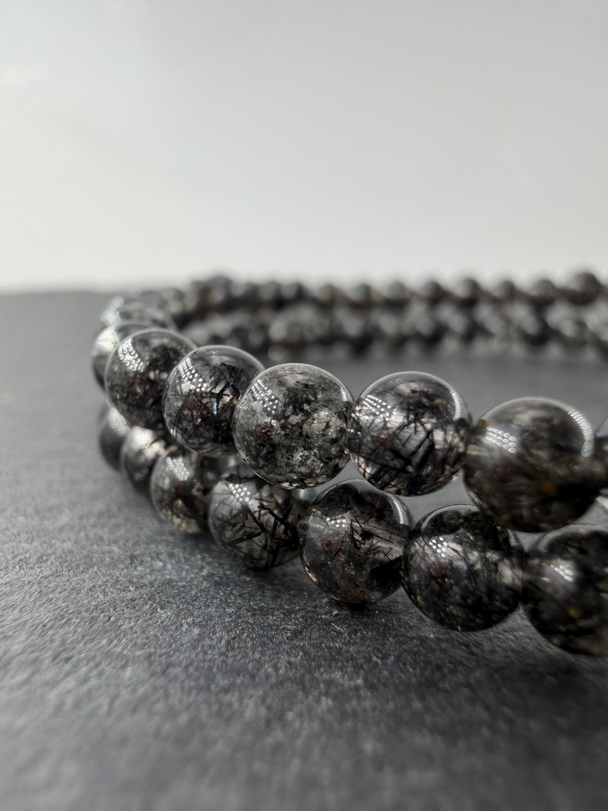 Kugelarmband aus Schwarzem Turmalin in Quarz (Schörl) SR9 – mineralogisches Unikat, 4 mm, Umfang 18 cm