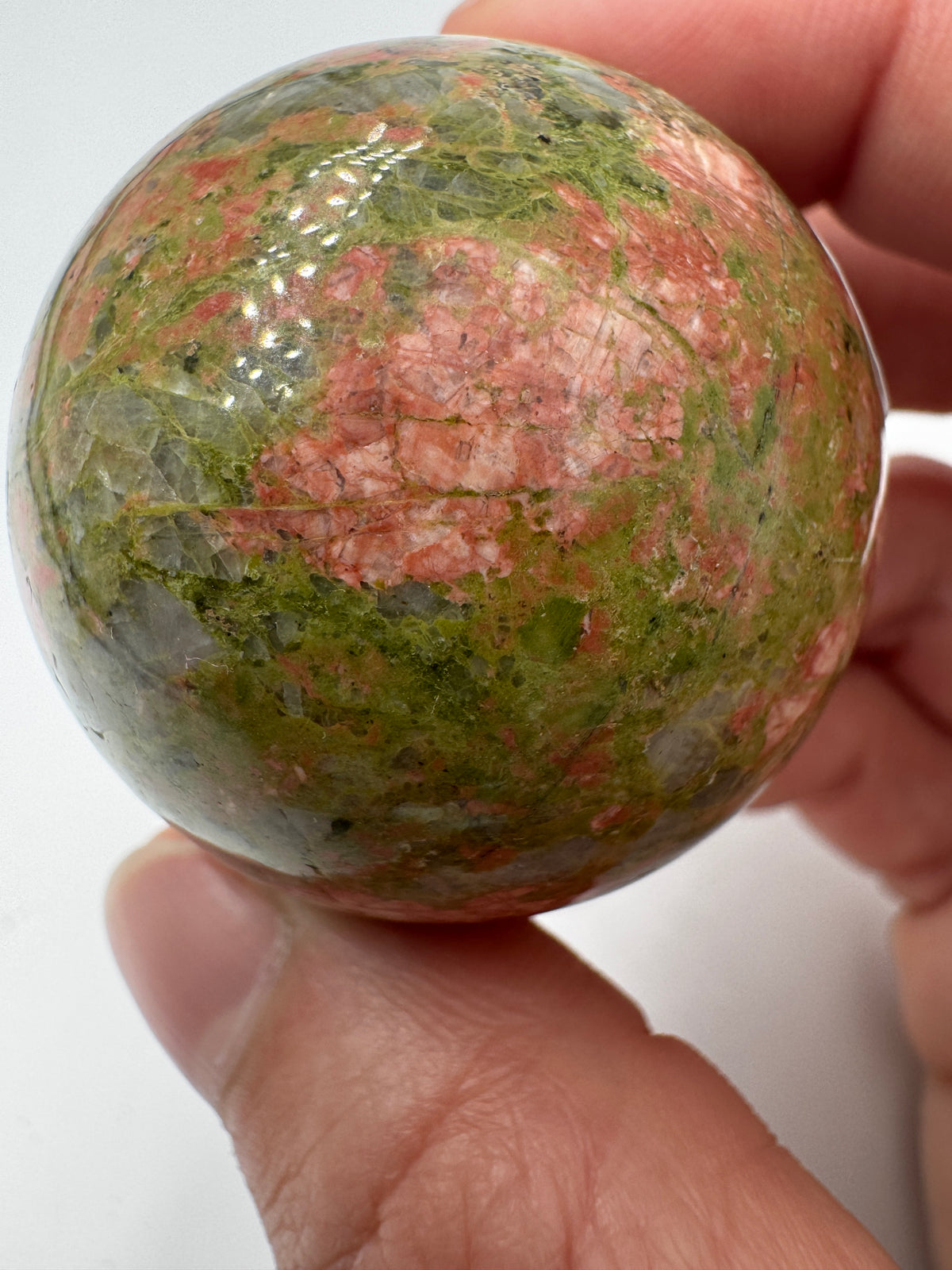 Polierte Kugel aus Unakit mit 4 cm Durchmesser – natürliches Muster aus rosa Feldspat und grünem Epidot auf glatter Oberfläche.