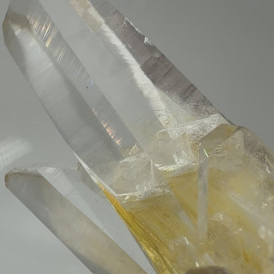 Gelber Lemurian Quarz KL28, 6 × 1,9 cm, Herkunft Brasilien, mit sichtbaren Lemurian Lines auf den Prismenflächen.