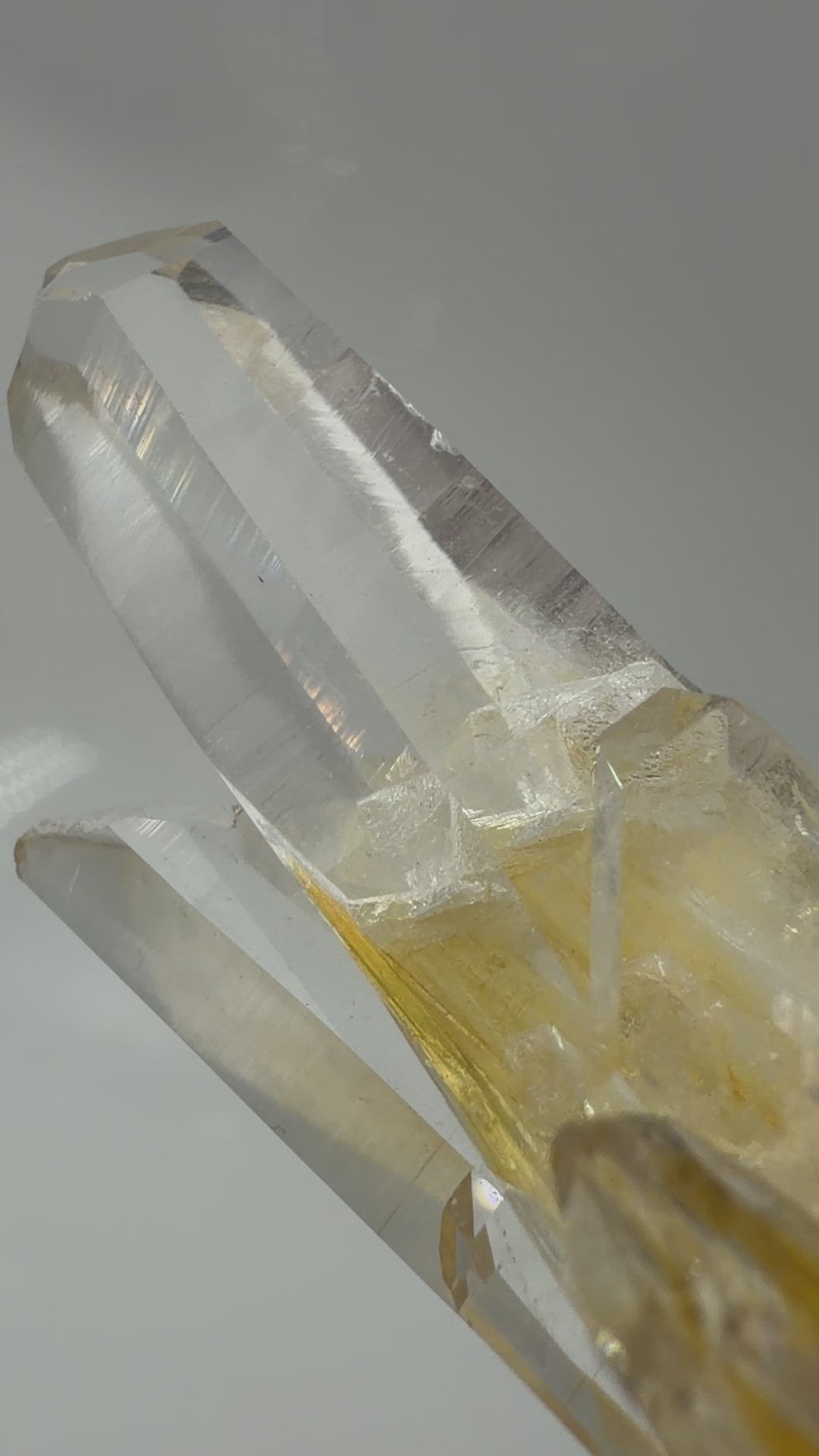 Gelber Lemurian Quarz KL28, 6 × 1,9 cm, Herkunft Brasilien, mit sichtbaren Lemurian Lines auf den Prismenflächen.