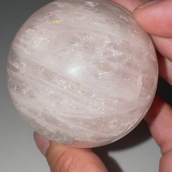 Rosenquarz Kugel RK36, Ø 5,8 cm – rosafarbene Quarzvarietät mit inneren Regenbögen und leichtem Asterismus (Stern), sphärisch poliert, Einzelstück.
