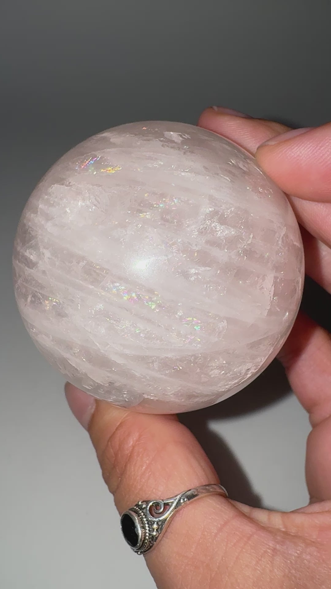 Rosenquarz Kugel RK36, Ø 5,8 cm – rosafarbene Quarzvarietät mit inneren Regenbögen und leichtem Asterismus (Stern), sphärisch poliert, Einzelstück.