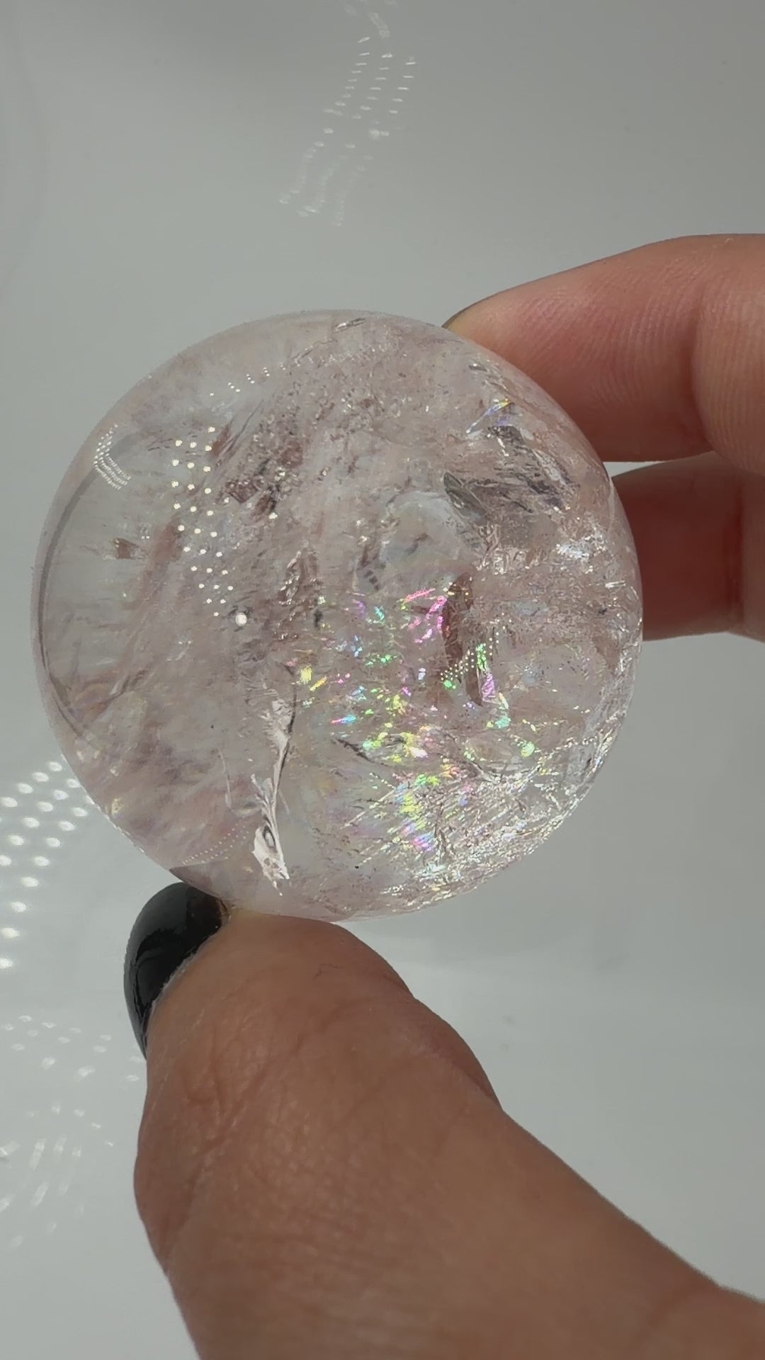 Pink Quarz Kugel PQ153 aus Madagaskar – polierte Kugel mit zartem rosa-pinkem Farbton durch Hämatit-Einschlüsse, Ø 4,4 cm