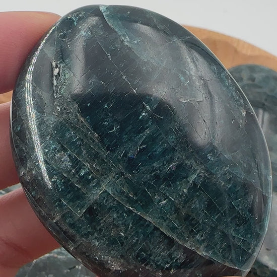 Apatit Seifenstein aus Madagaskar, hexagonales Kalziumphosphat-Mineral mit intensiver Blau-Grün-Färbung, ergonomisch geschliffen und poliert