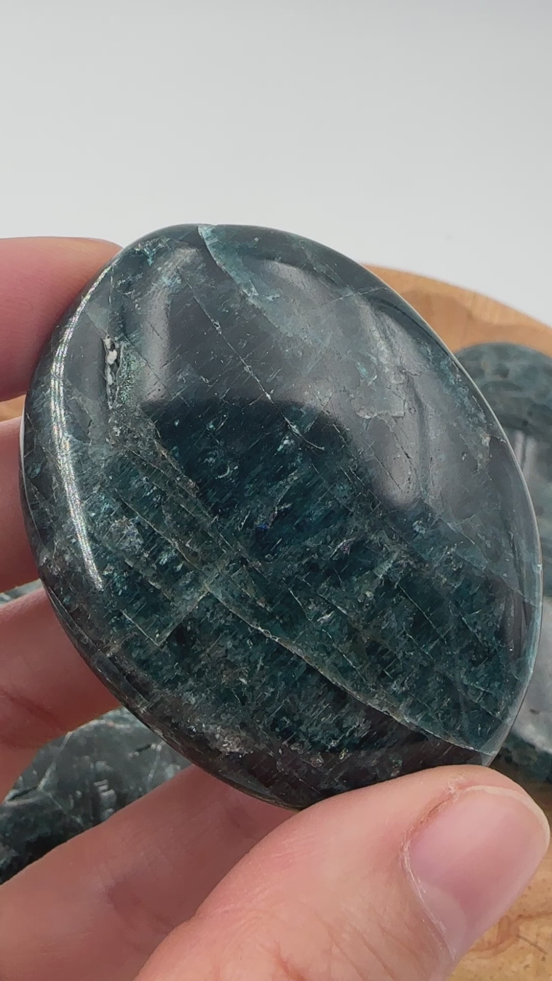 Apatit Seifenstein aus Madagaskar, hexagonales Kalziumphosphat-Mineral mit intensiver Blau-Grün-Färbung, ergonomisch geschliffen und poliert