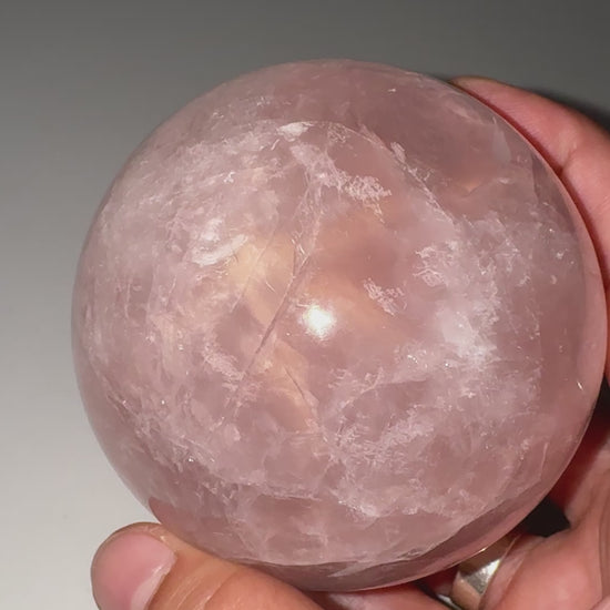 Rosenquarz Kugel RKB77, Ø 7,5 cm – rosafarbene Quarzvarietät mit seltenem Asterismus-Effekt (sechsstrahliger Stern), sphärisch poliert, Einzelstück.
