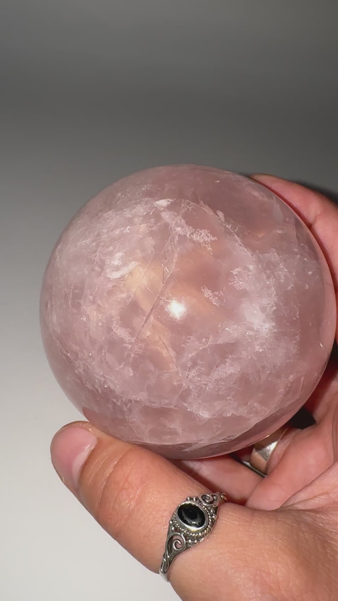 Rosenquarz Kugel RKB77, Ø 7,5 cm – rosafarbene Quarzvarietät mit seltenem Asterismus-Effekt (sechsstrahliger Stern), sphärisch poliert, Einzelstück.