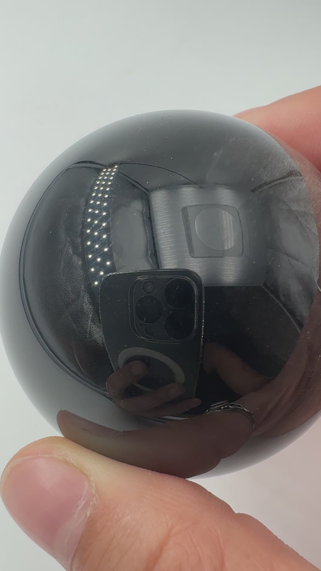 Polierte Silberobsidian Kugel, Ø 5,2 cm, mit charakteristischem silbrigem Seidenglanz auf schwarzem vulkanischem Glas.