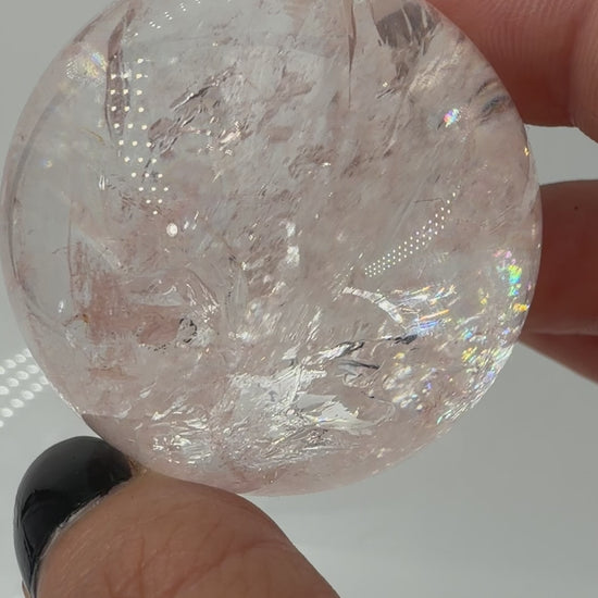 Pink Quarz Kugel PQ144 aus Madagaskar – polierte Kugel mit zartem rosa-pinkem Farbton durch Hämatit-Einschlüsse, Ø 4,3 cm