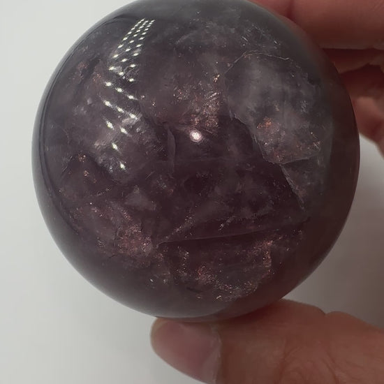 Fluorit Kugel FK39, Ø 4,8 cm, mit funkelnden Mica-Einschlüssen und violett-grünem Farbspiel 