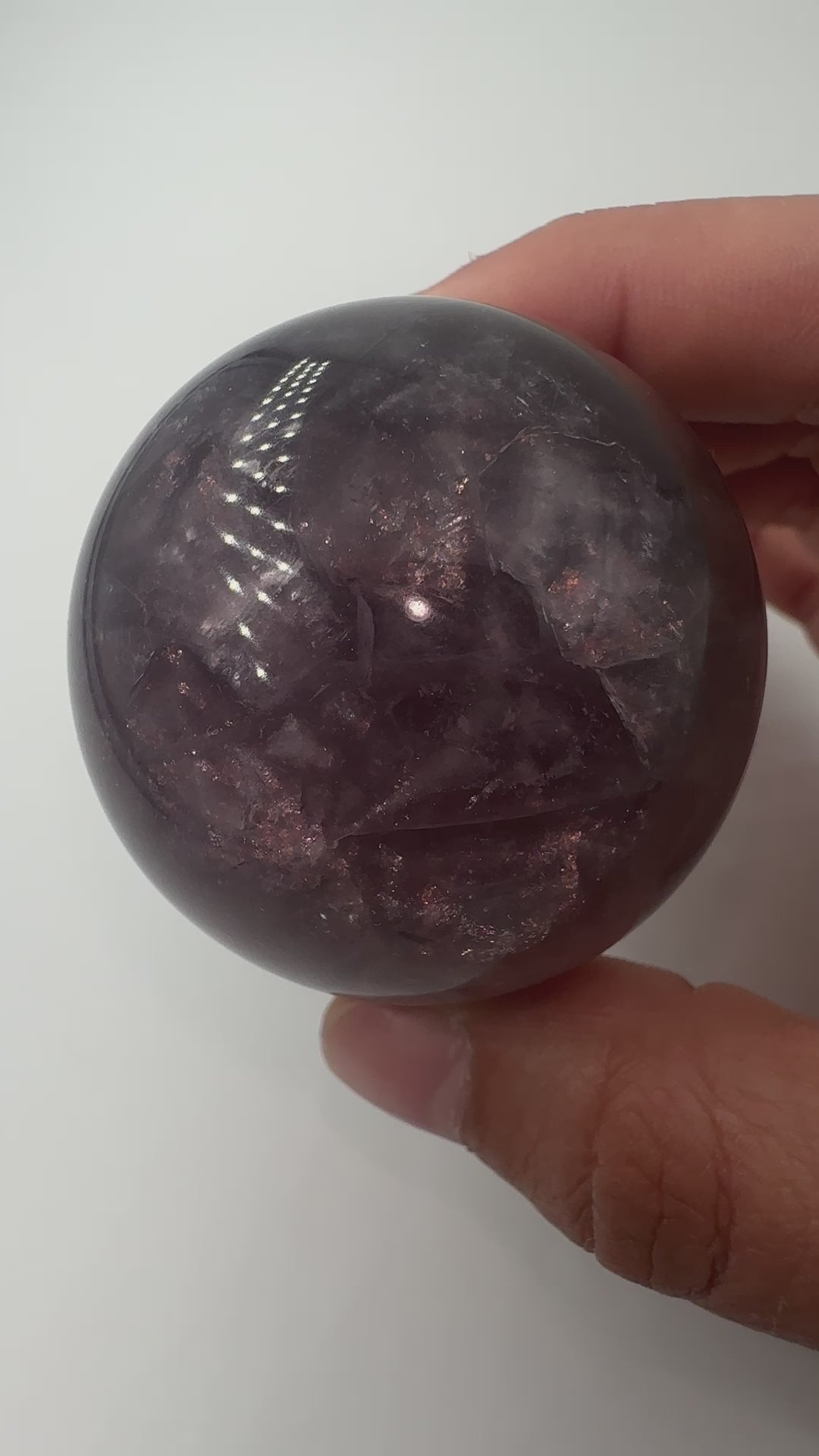 Fluorit Kugel FK39, Ø 4,8 cm, mit funkelnden Mica-Einschlüssen und violett-grünem Farbspiel 