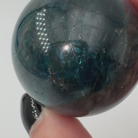 Apatit Kugel AK35, Ø 3,9 cm, polierte Sphäre aus Phosphatmineral mit sattem Blaugrün und natürlicher Textur.