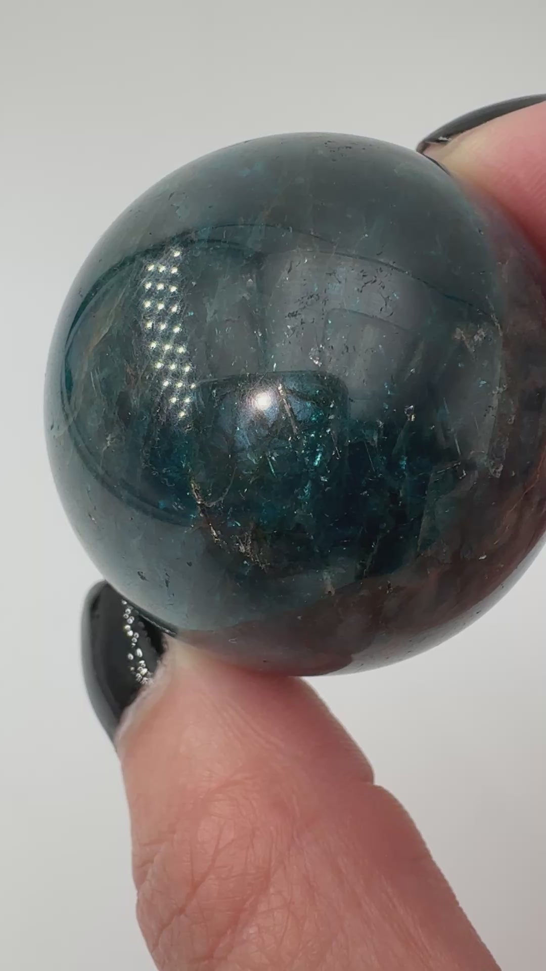 Apatit Kugel AK35, Ø 3,9 cm, polierte Sphäre aus Phosphatmineral mit sattem Blaugrün und natürlicher Textur.