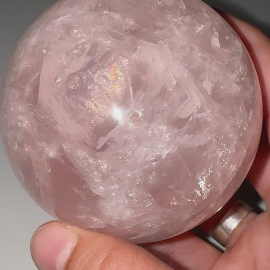 Rosenquarz Kugel RKB77, Ø 7,5 cm – rosafarbene Quarzvarietät mit seltenem Asterismus-Effekt (sechsstrahliger Stern), sphärisch poliert, Einzelstück.