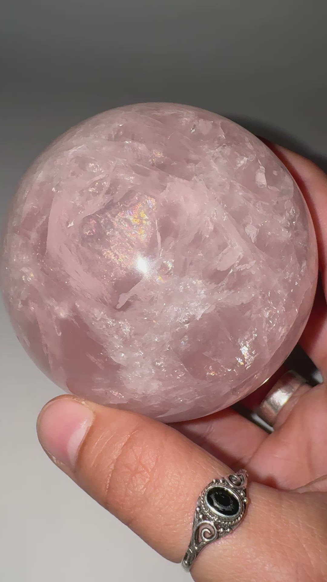 Rosenquarz Kugel RKB77, Ø 7,5 cm – rosafarbene Quarzvarietät mit seltenem Asterismus-Effekt (sechsstrahliger Stern), sphärisch poliert, Einzelstück.