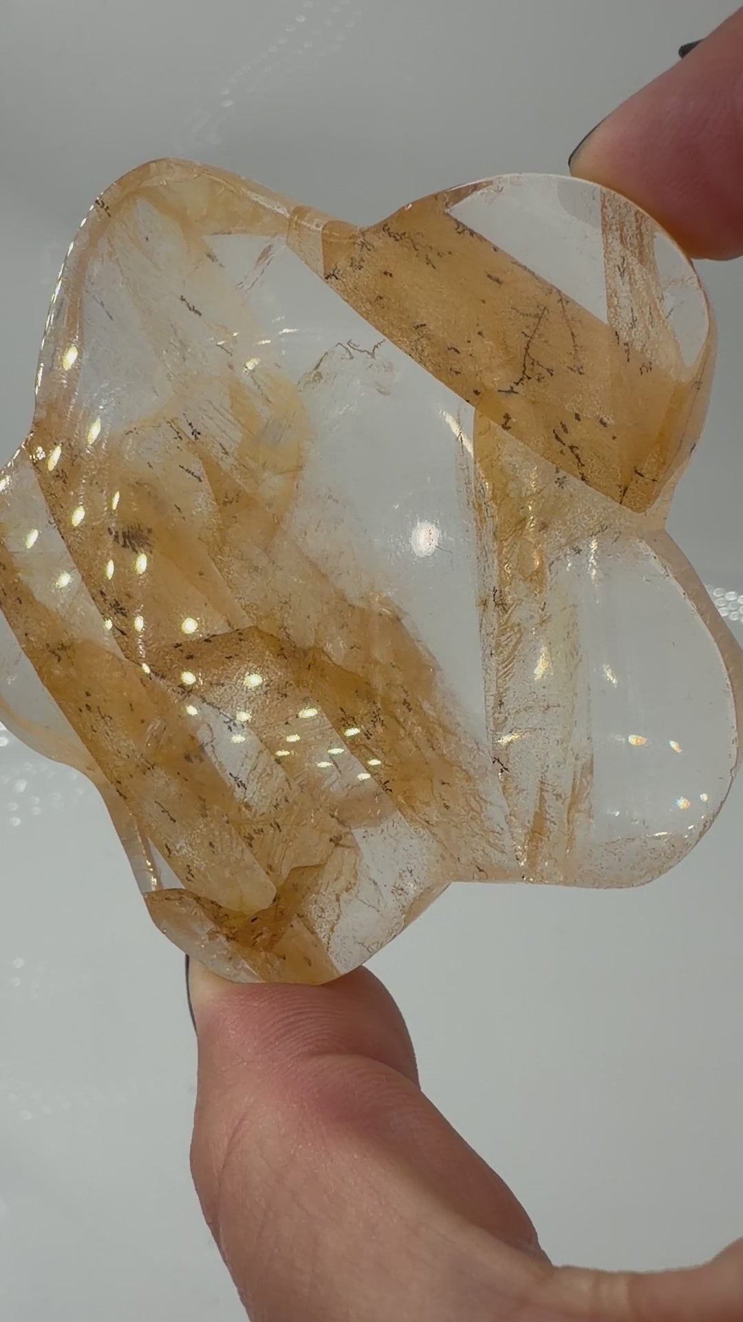 Golden Healer Blume GB52 – Carving aus Quarz mit warm-goldenen Eisenoxid-Färbungen und feinen Dendriten, 6,9 × 6,9 × 1,8 cm