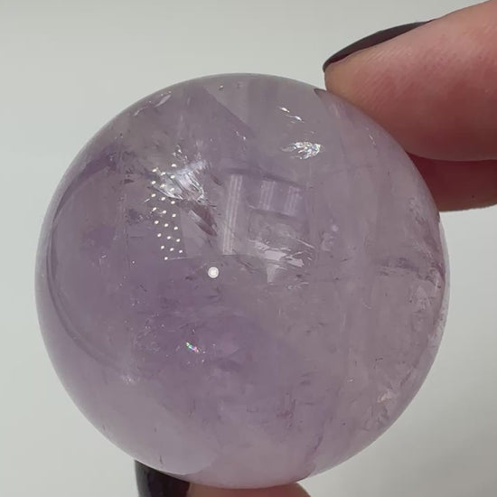 Handpolierte Amethyst-Kugel AK29 mit violetter Farbtiefe und feinen Zonarstrukturen.