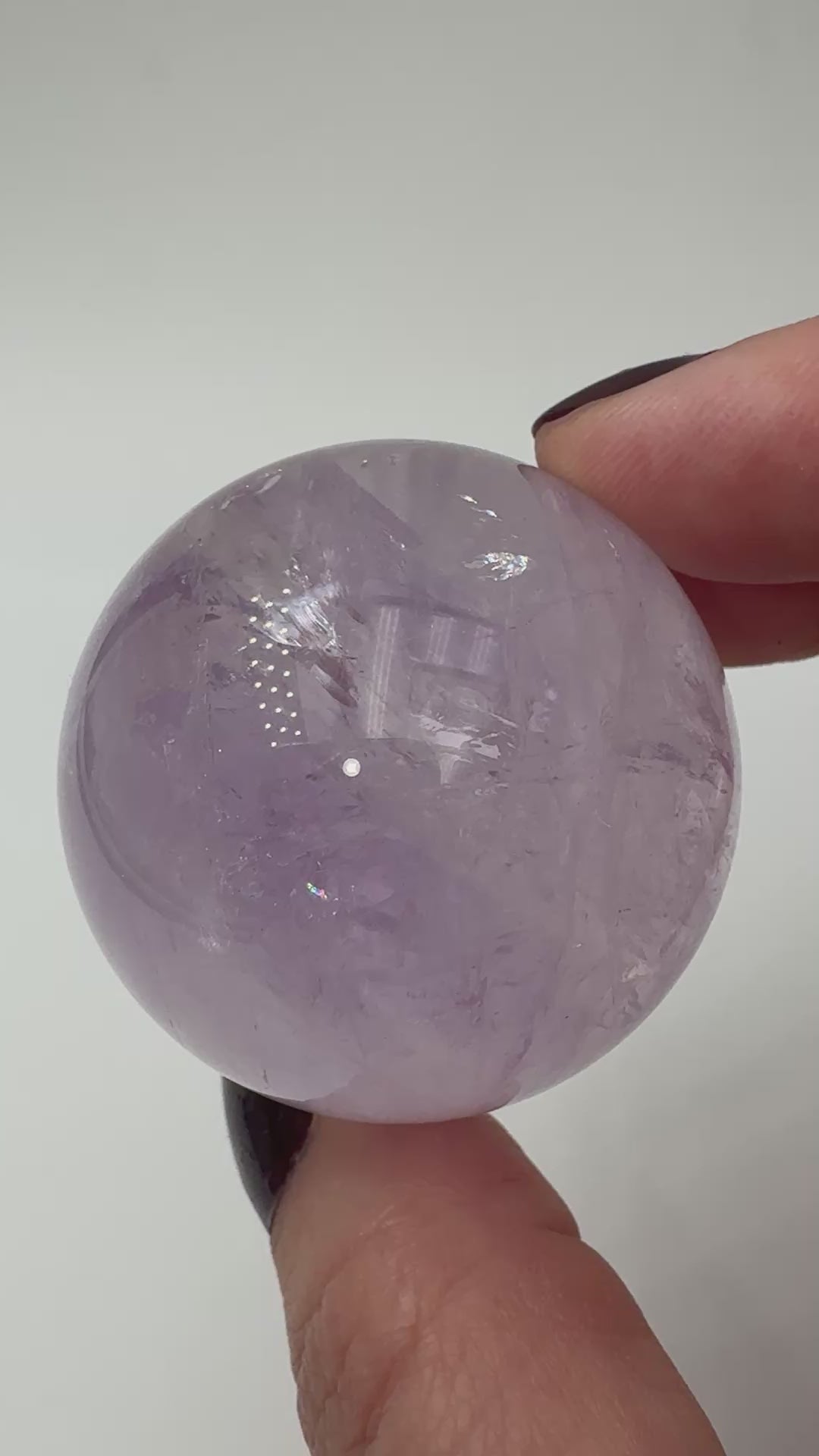 Handpolierte Amethyst-Kugel AK29 mit violetter Farbtiefe und feinen Zonarstrukturen.